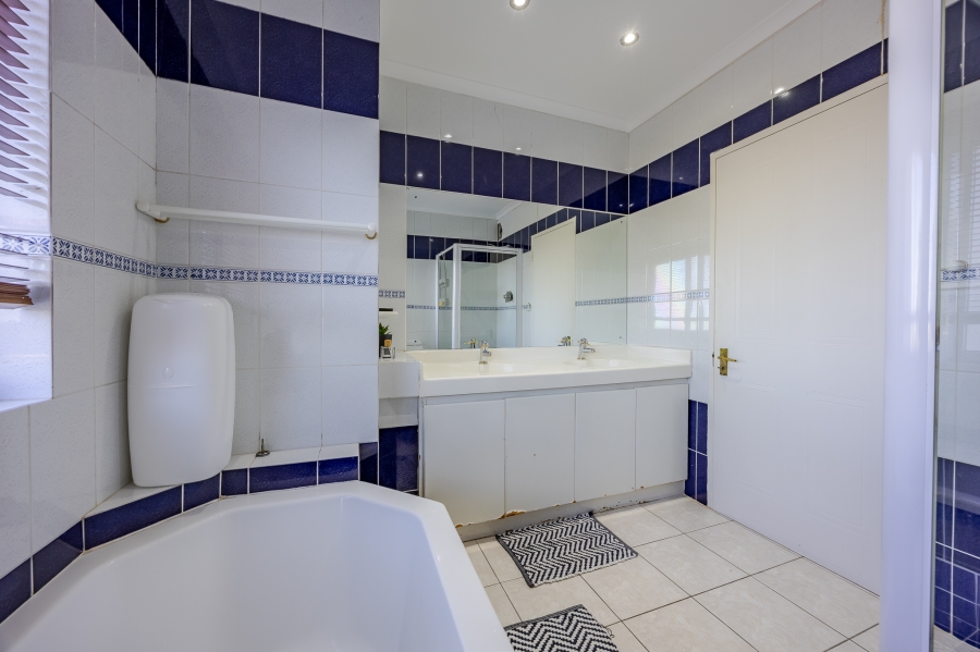 6 Bedroom Property for Sale in Vergesig Western Cape